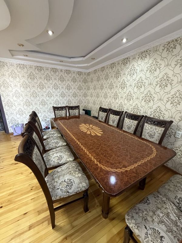 Продается стол и 12 стульев Продается стол и 12 стульев