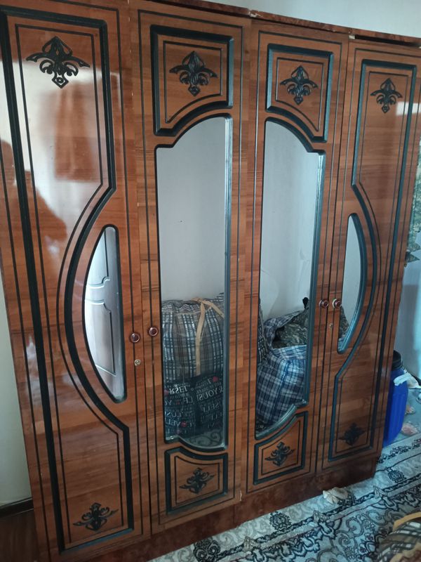 shkaf kiyim oladigan holati yaxshi