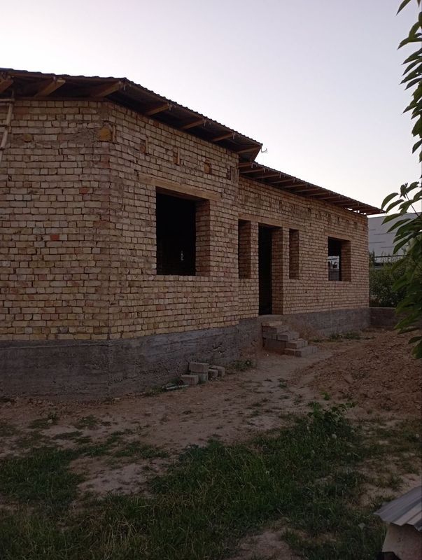 Yangibozorda yer sotiladi 3 sotix kelishadigan joyi bor