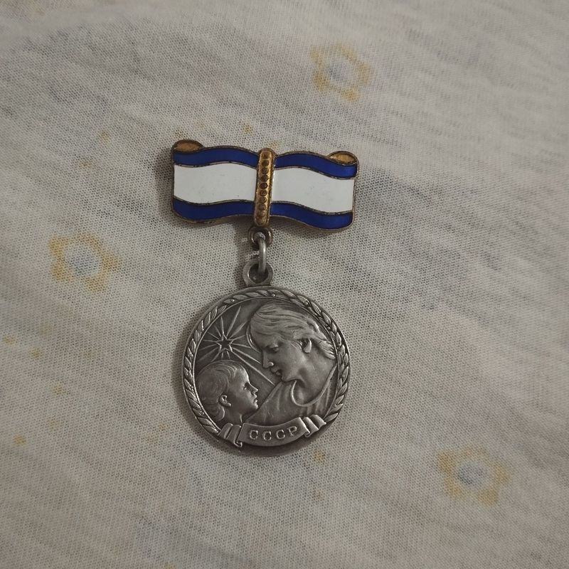 kumush Medal sotiladi, kelishilgan narxda qilib beriladi.