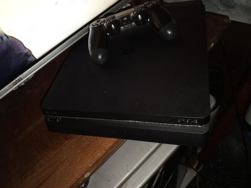 PSP4Slim в отличном состоянии. свой родной! PSP4Slim в отличном состоянии. свой родной!