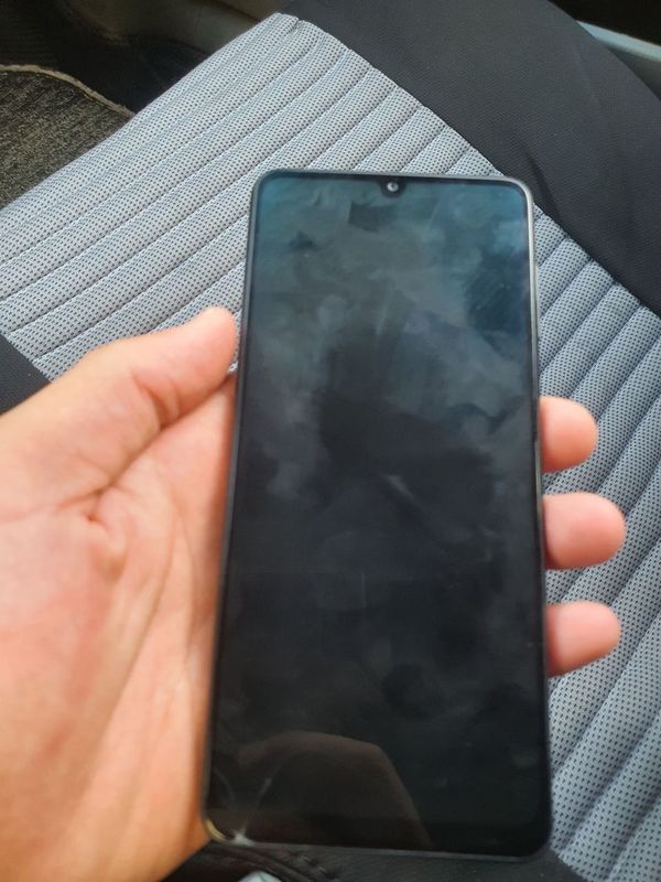 Samsung A22 xolati urta pasida azgina singan joyi bor Samsung A22 xolati urta pasida azgina singan joyi bor