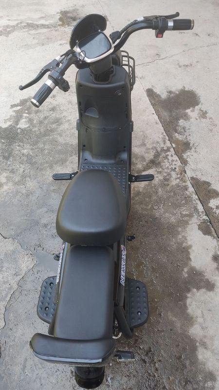 Skuter. Ideal yangi akkummilyator Skuter. Ideal yangi akkummilyator