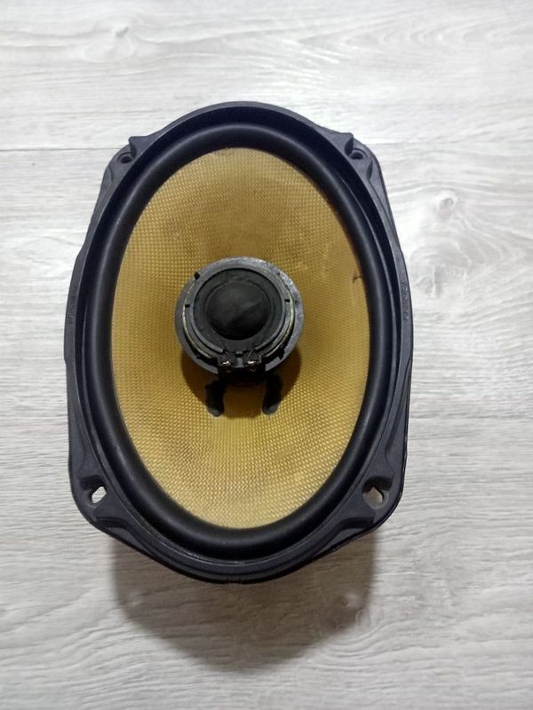 Продам 1-шт Pioneer original динамик в хорошем состоянии.