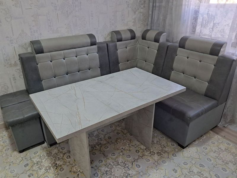 Продаётся кухонный уголок со столом