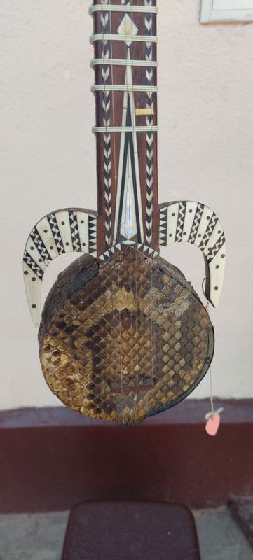 Qashgʻar Rubob. Ilon terisidan 100 yillik Rubob Qashgʻar Rubob. Ilon terisidan 100 yillik Rubob