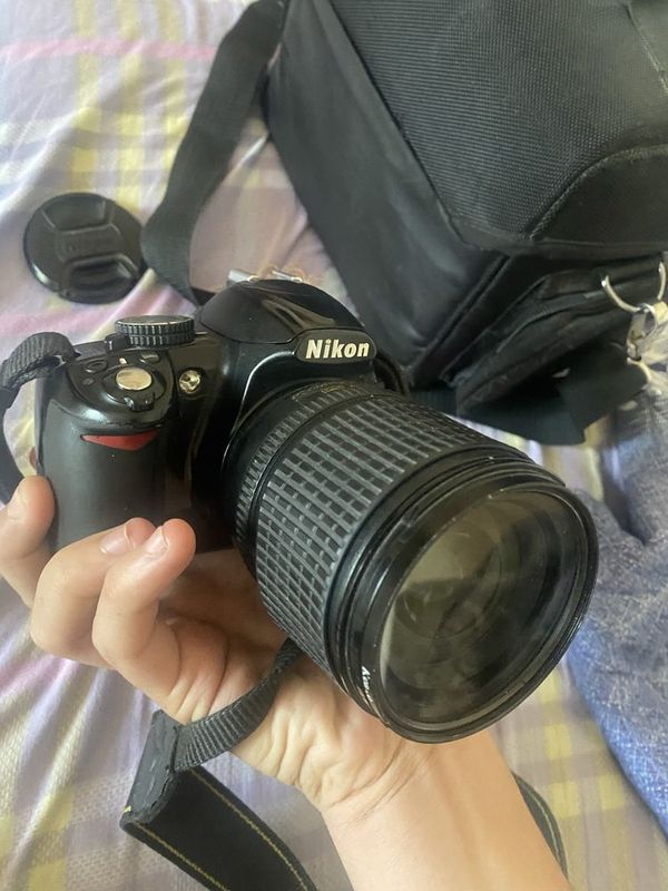 Nikon D3100 kamerasi sotiladi Nikon D3100 kamerasi sotiladi