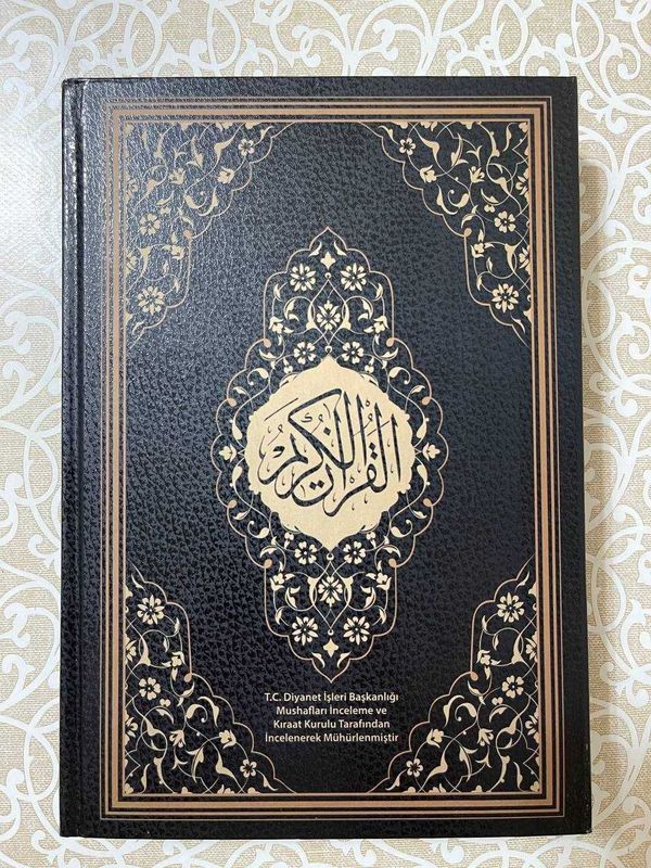 Qur'oni Karim kitobi sotiladi Qur'oni Karim kitobi sotiladi