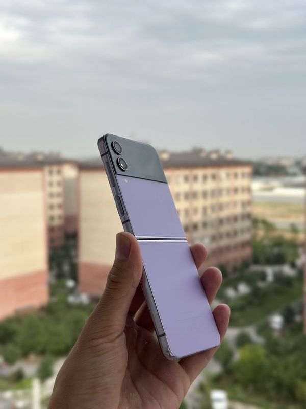 Samsung Galxy Z Flip 4 Samsung Galxy Z Flip 4