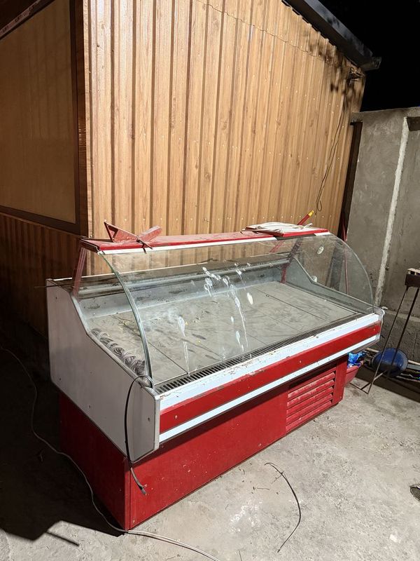 Vitrina holodelnik. Vitrina holodelnik.