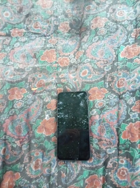 Telefon sotilad odat holatda Telefon sotilad odat holatda