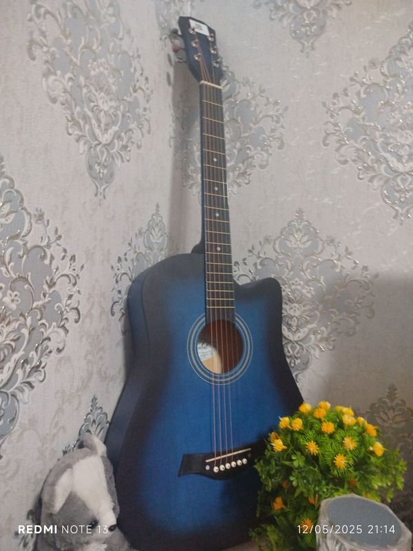 Akustik gitara ajoyib yaxshi ishledi yangi Akustik gitara ajoyib yaxshi ishledi yangi