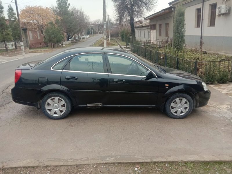 Lacetti 1.8 sotiladi