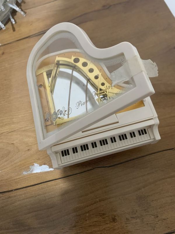 Holati ideal karopkasi bor sovg’a uchun zo’r tovar musiqa chaladi Holati ideal karopkasi bor sovg’a uchun zo’r tovar musiqa chaladi