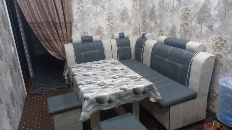 Zamonaviy burchakli oshxona mebeli sotiladi. Zamonaviy burchakli oshxona mebeli sotiladi.