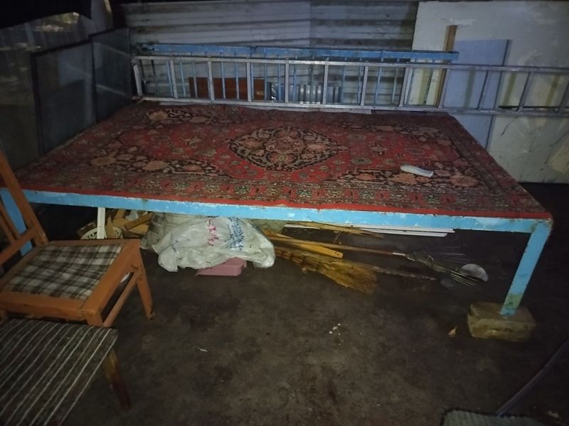Тапчан железный в харошам састаяние 1.5 на 2 размер Тапчан железный в харошам састаяние 1.5 на 2 размер