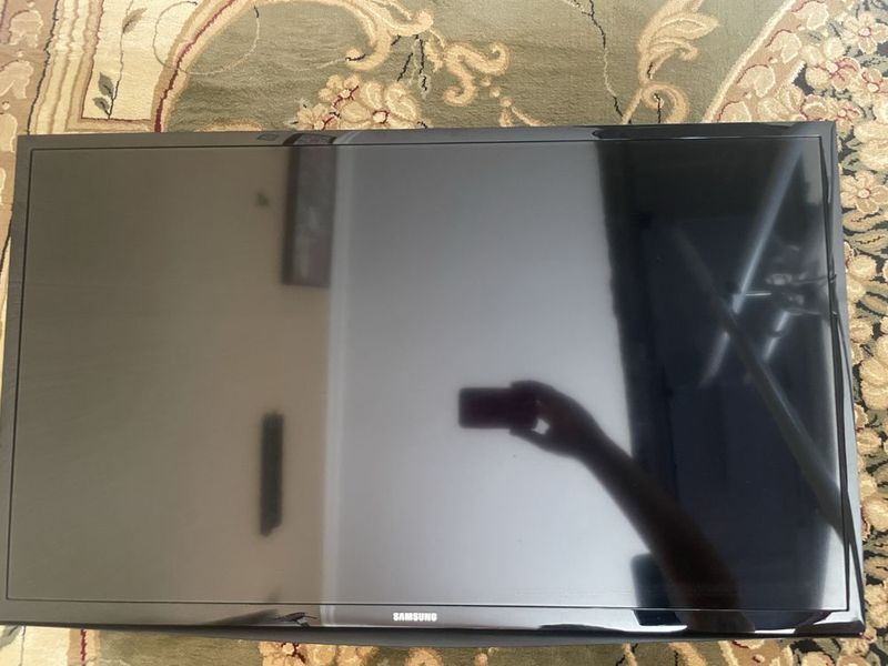 Продается телевизор Samsung 32 дюйма + смартбокс