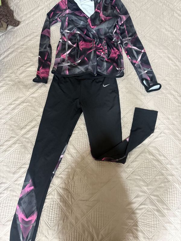 Женский спортивный костюм Nike Женский спортивный костюм Nike