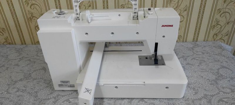 Продается вышивальная машинка Janome 550e