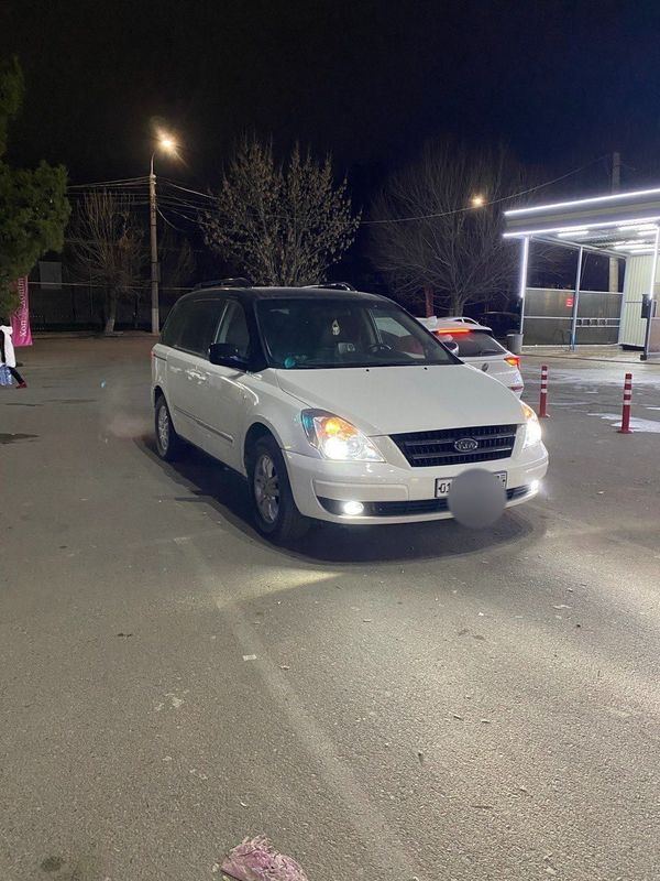 Kia Karnival 3.8 obyom sotiladi