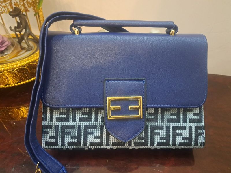 Коженая сумочка от бренда FENDI