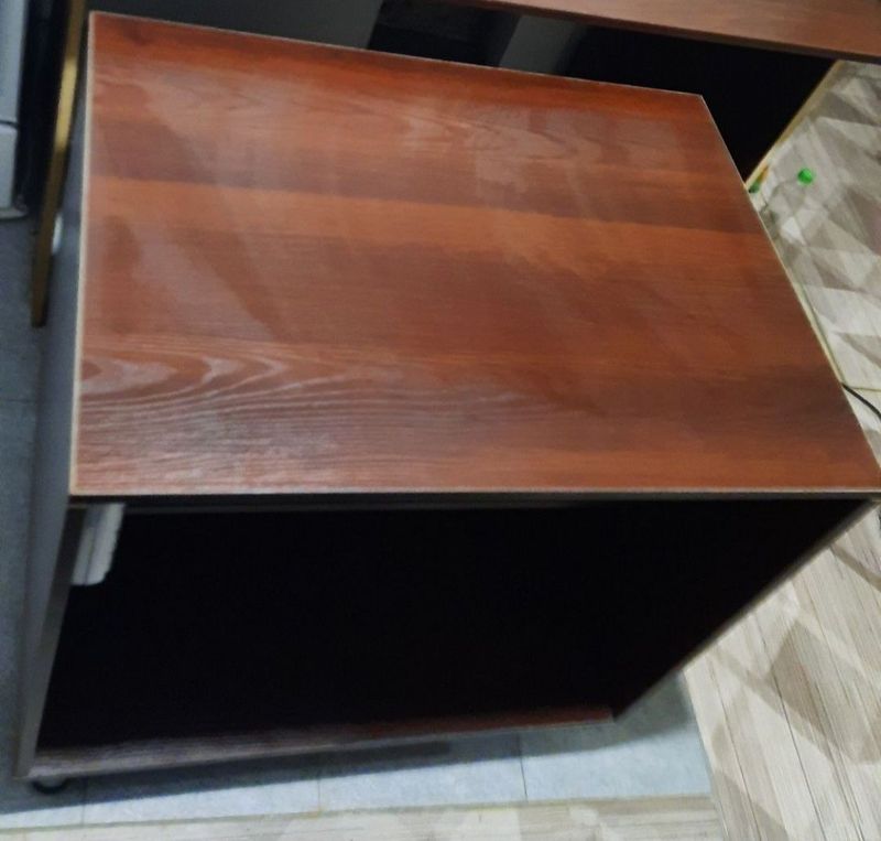 Продам тумбу на ножках Продам тумбу на ножках