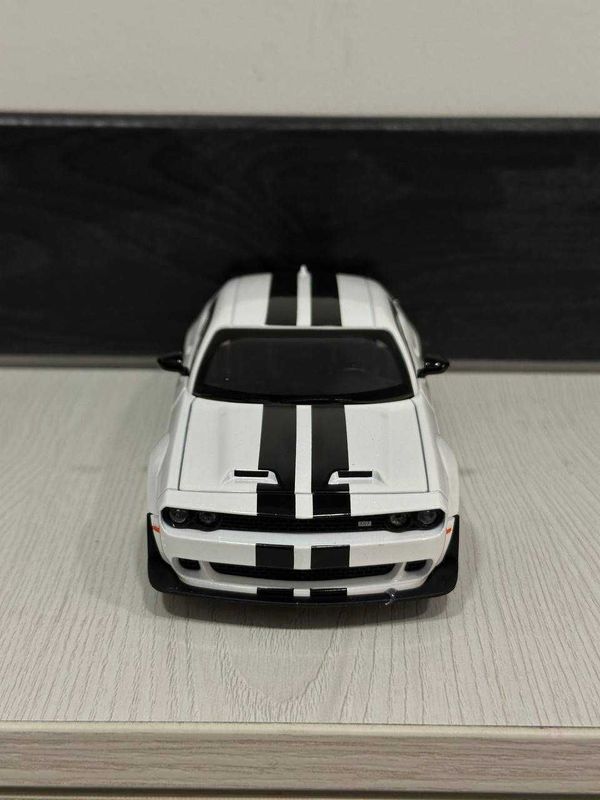 Dodge challenger metall model 1:22 black ,white Dodge challenger metall model 1:22 black ,white