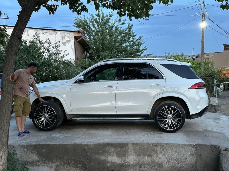 Mercedes R20 Raznosherokiy Diska+Balon sotiladi Mercedes R20 Raznosherokiy Diska+Balon sotiladi