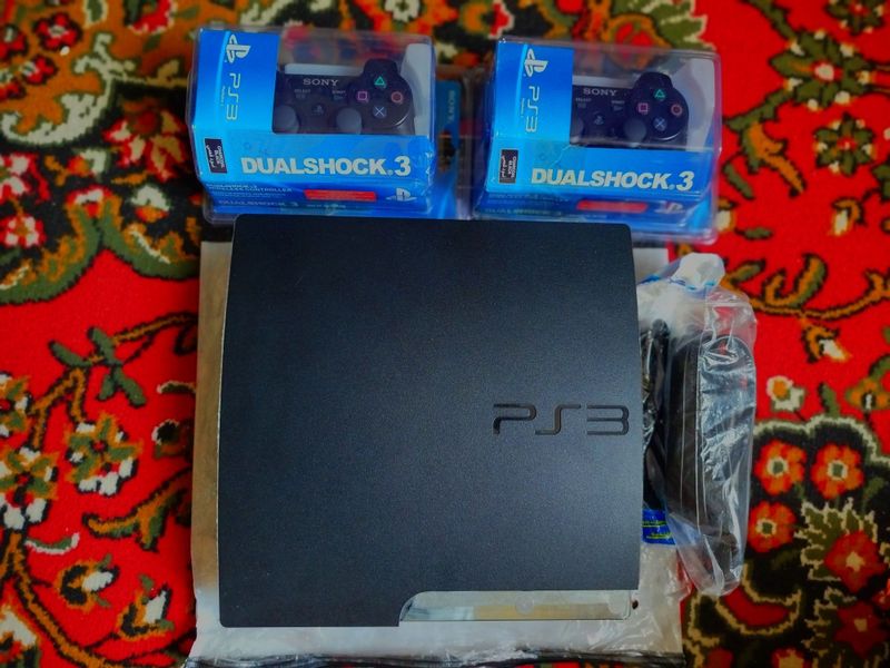 Sony Playstation 3 slim. Sony Playstation 3 slim.
