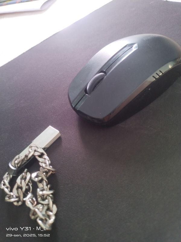 Meshka v fleshka va notebook zaryadkasi