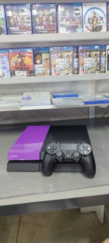 Продается игровой консол Sony Playstation 4 Продается игровой консол Sony Playstation 4