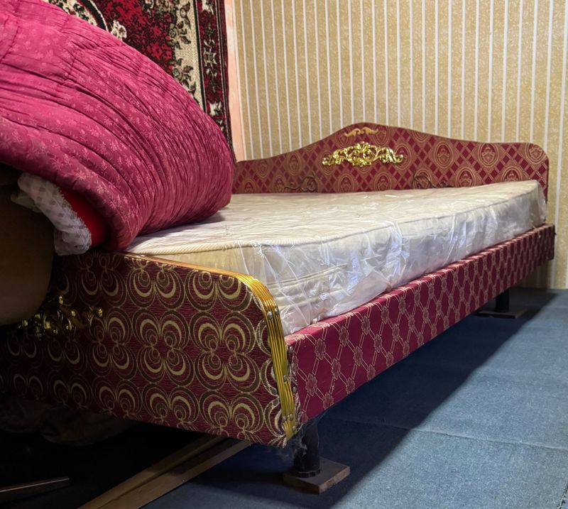 Кровать с новым матрасом Кровать с новым матрасом