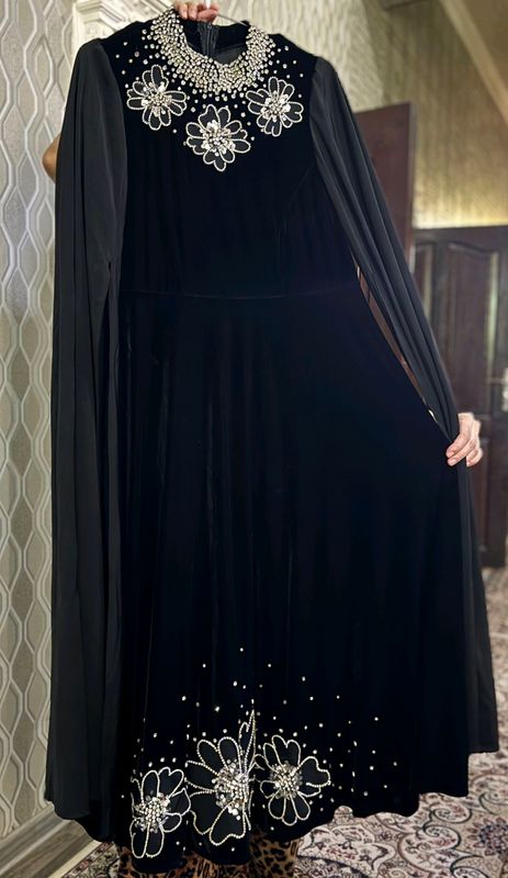 qoshlari qoʻl mehnati bilan tikilgan qoshlari qoʻl mehnati bilan tikilgan