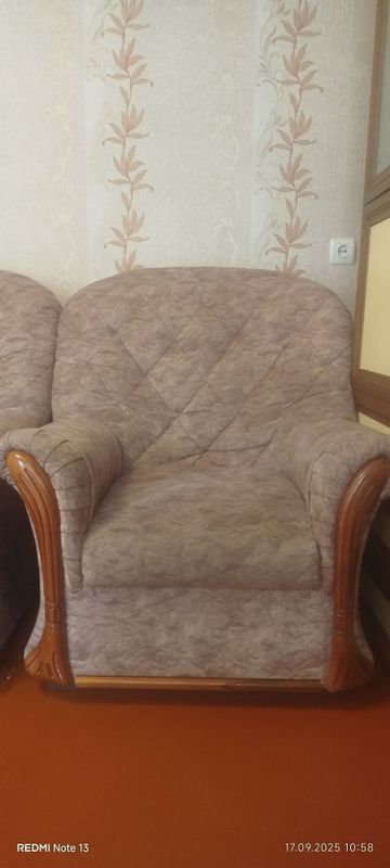 Mehmonxona uchun mebel sotiladi komplekt 2ta kreslo 1ta devan