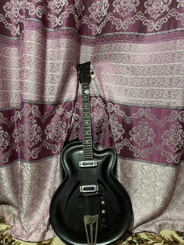 Gitara bor narxi 700.000 ming kelishamz kanlonkaga ulanadi