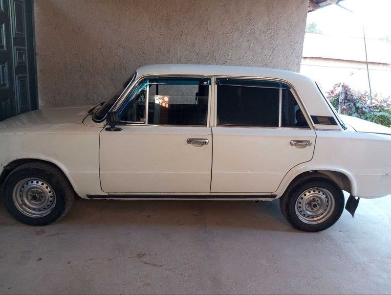 Vaz 2101 sotiladi