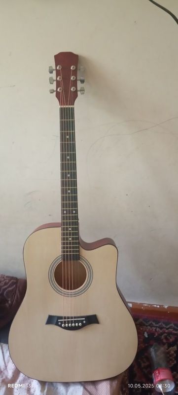 Gitara 41 sotiladi Gitara 41 sotiladi