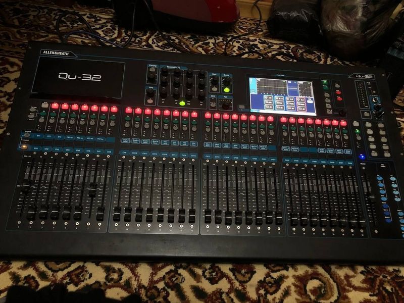 Allen & heath Qu 32 sifrovoy pult sotiladi