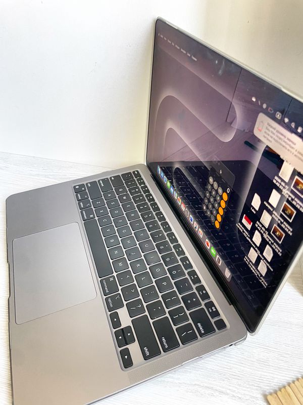 Macbook Air M1 8/256 98% Macbook Air M1 8/256 98%