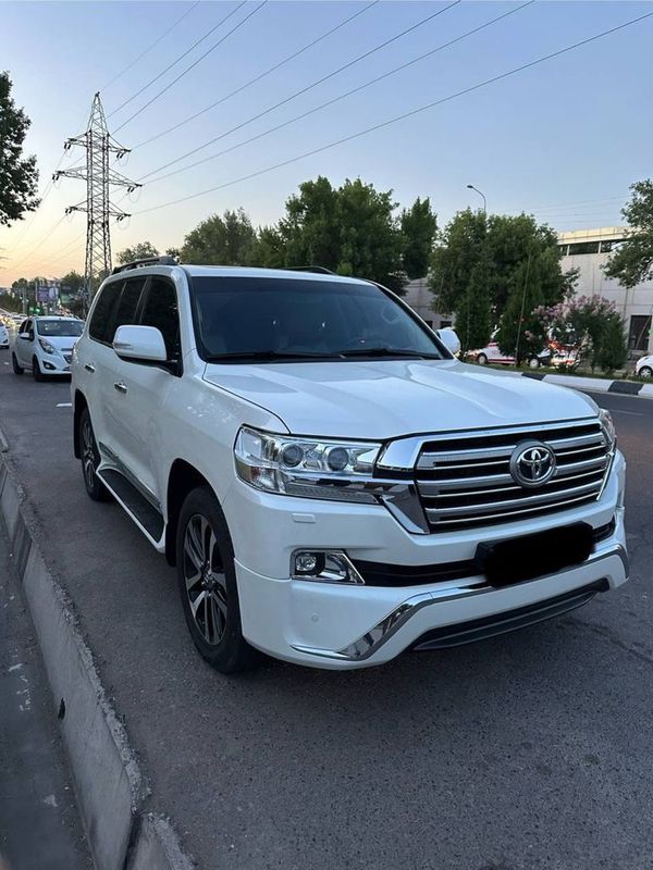 Срочно продам Toyota Land Cruiser 200 в идеальном состояние