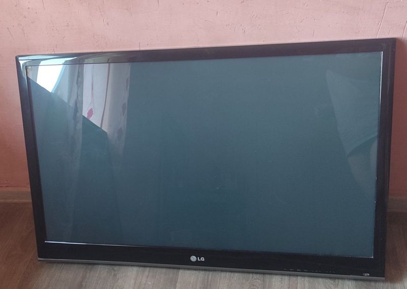 Televizorlar Lg 43talik va Sony 32talik