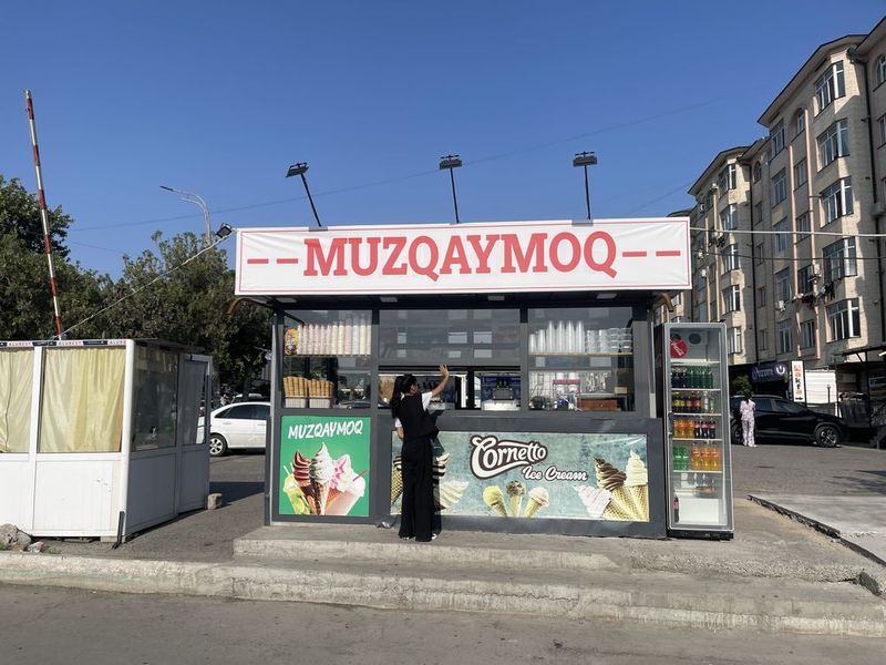 Muzqaymoqxona sotiladi. Muzqaymoqxona sotiladi.