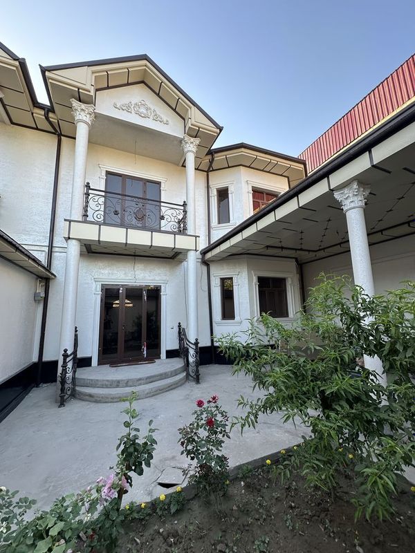 Hovli sotiladi uchastka