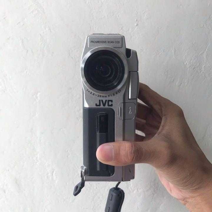 Видеокамера JVC DVM80