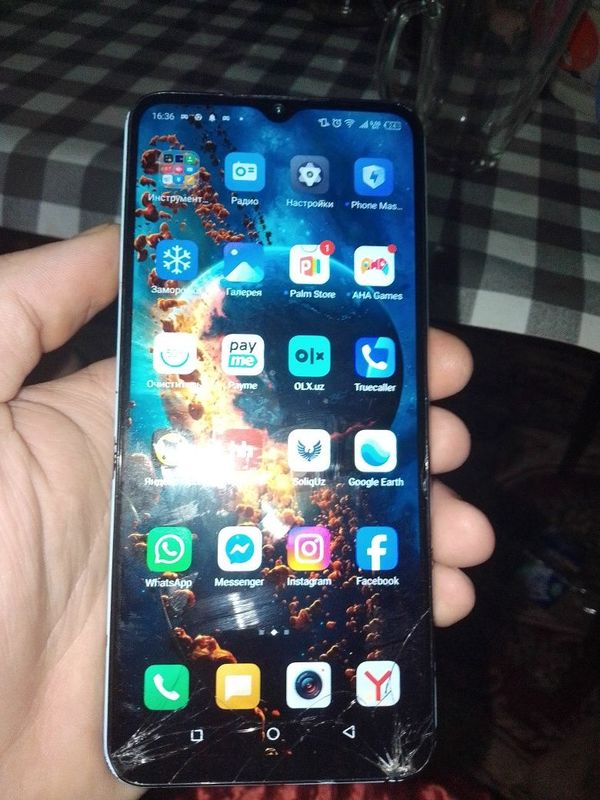 Продам itel p40 с коробкой с низу икран треснул Продам itel p40 с коробкой с низу икран треснул
