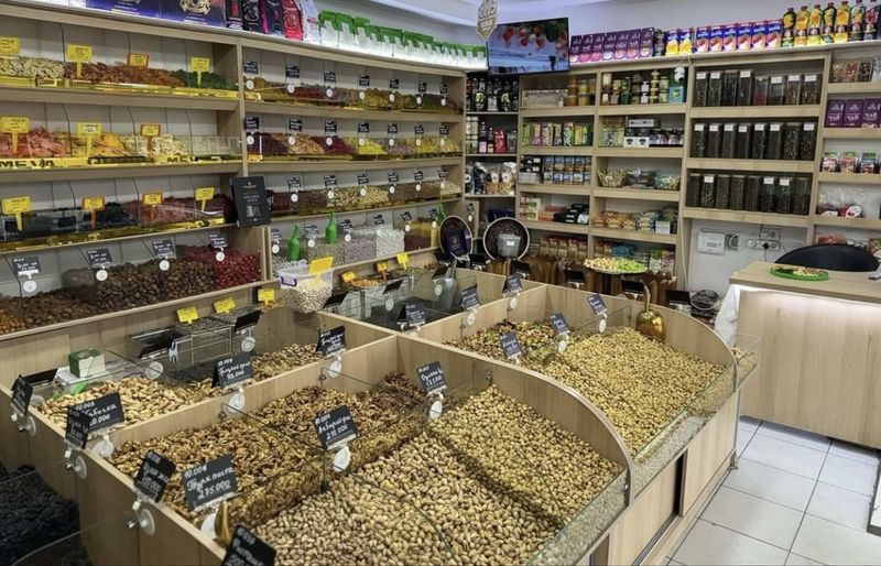 Куриб турган дукондаги барча пока мебелла келишилган холда сотилади….. Куриб турган дукондаги барча пока мебелла келишилган холда сотилади…..