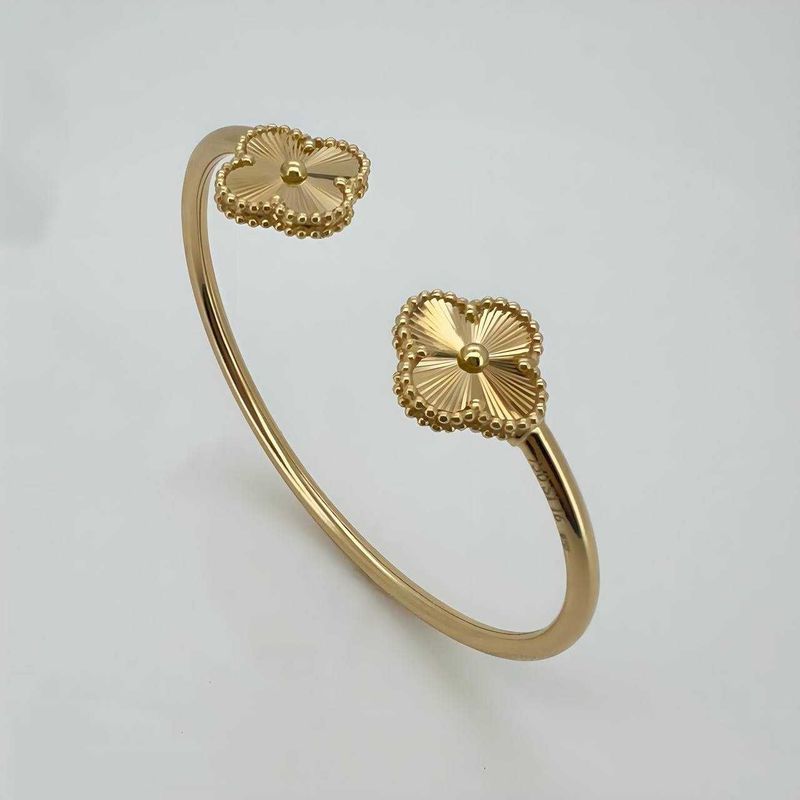 Золотой браслет в стиле Van Cleef & Arpels 750 пробы Золотой браслет в стиле Van Cleef & Arpels 750 пробы