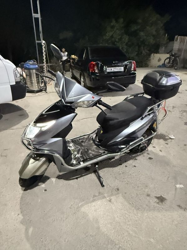 Skuter sotiladi elektr tokli Skuter sotiladi elektr tokli