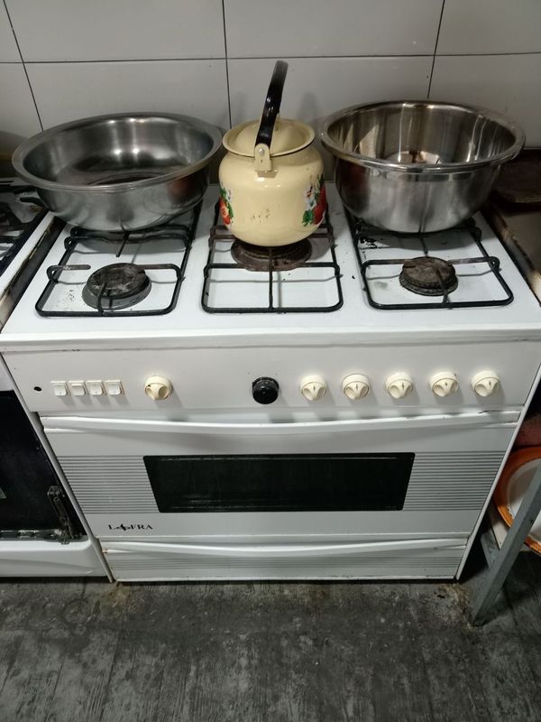 Gaz plita srochno sotiladi