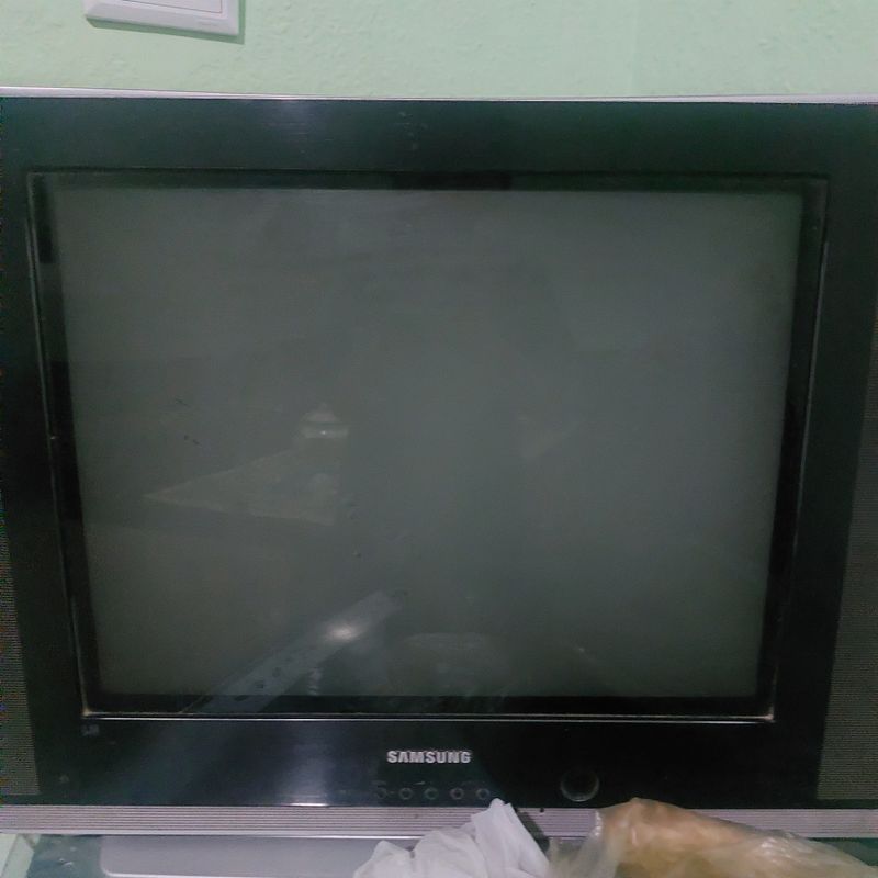 Samsung telvizor sotiladi narxi 1200 ming soʻm .